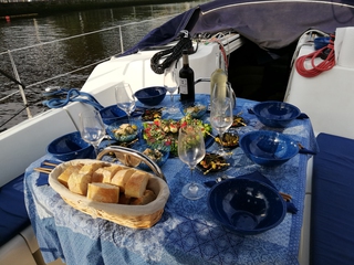 Degustación de Productos típicos en un Velero