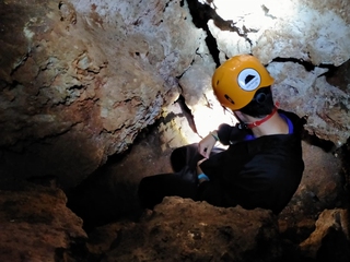 Persona realizando espeleología