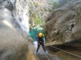 Personas realizando barranquismo en la serranía de cuenca