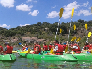 Grupo de personas realizando kayak en el embalse de atance