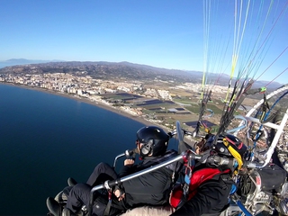 Experimenta la Emoción del Vuelo en Parapente Con Motor por la Costa de Axarquía