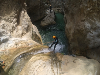 Personas realizando barranquismo en la serranía de cuenca