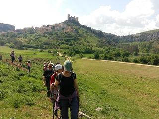 Grupo realizando senderismo con Peregrina al fondo, Guadalajara