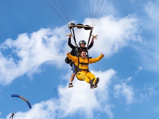 Salto en paracaídas tándem.