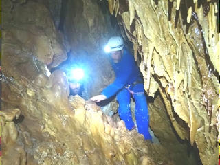 Persona realizando espeleología