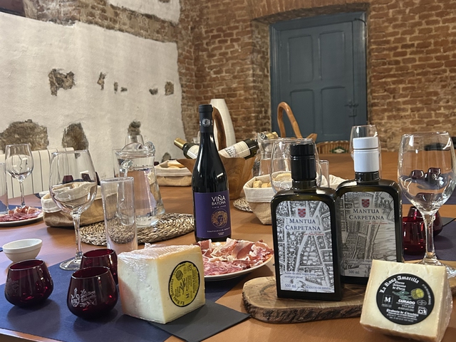 Experiencia gastro en almazara y olivar, con degustación aceites con aperitivo