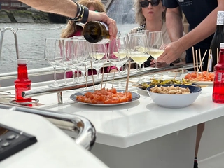 Degustación de Productos típicos en un Velero