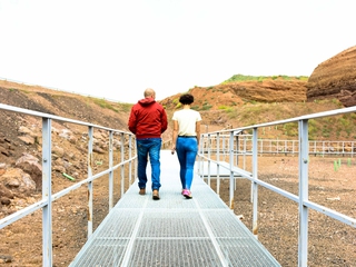 Turistas accediendo por la pasarela al Volcan Cerro Gordo
