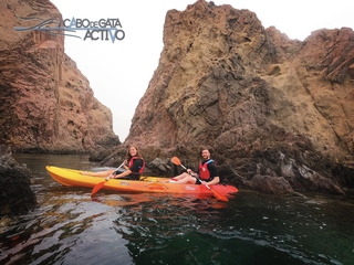Ruta guiada en kayak y snorkel por la costa acantilada del Parque Natural Cabo de Gata
