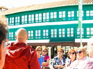 Plaza Mayor de Almagro con un grupo de turistas