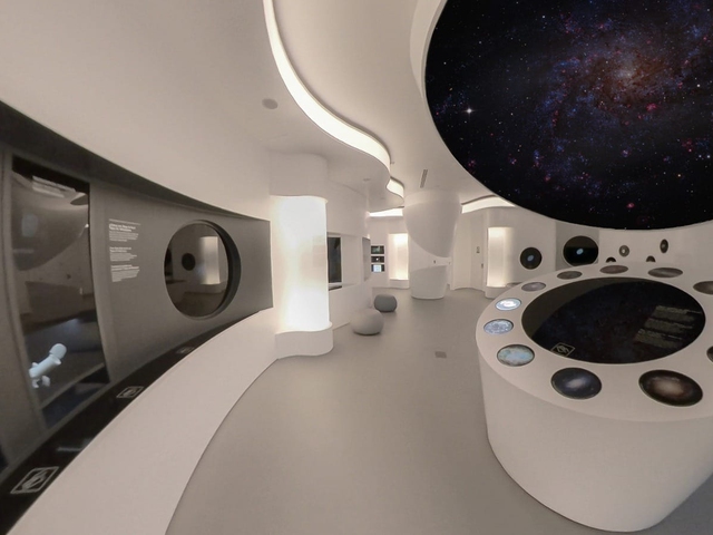 Entrada a Galáctica con Guía