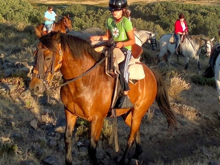 Niña montando a caballo