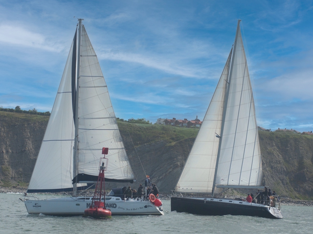 Bordeando los Acantilados desde el mar
