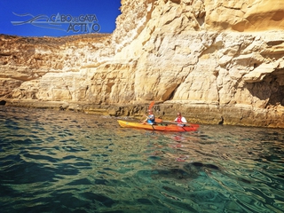 Ruta guiada en kayak y snorkel por la costa acantilada del Parque Natural Cabo de Gata