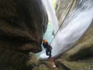 Personas realizando barranquismo en la serranía de cuenca