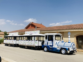 Grupo visitando la finca de manzanos de La Rasa