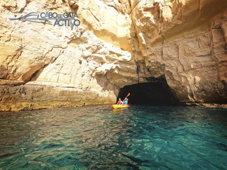 Ruta guiada en kayak y snorkel por la costa acantilada del Parque Natural Cabo de Gata