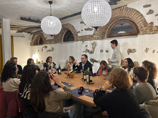 Visita a una almazara con cata de aceite de oliva y maridaje gastronómico en Madrid