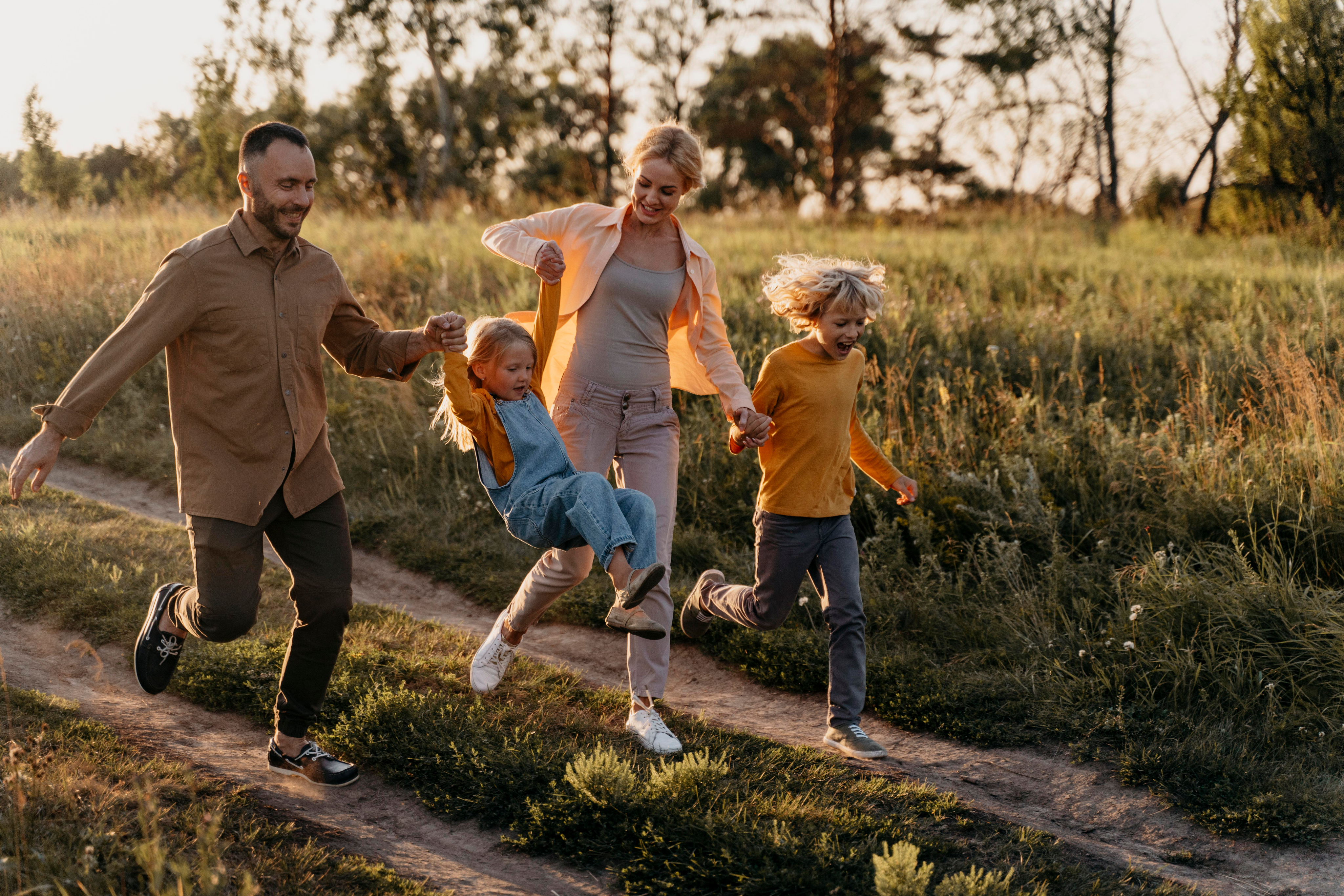 Familia caminando en la naturaleza